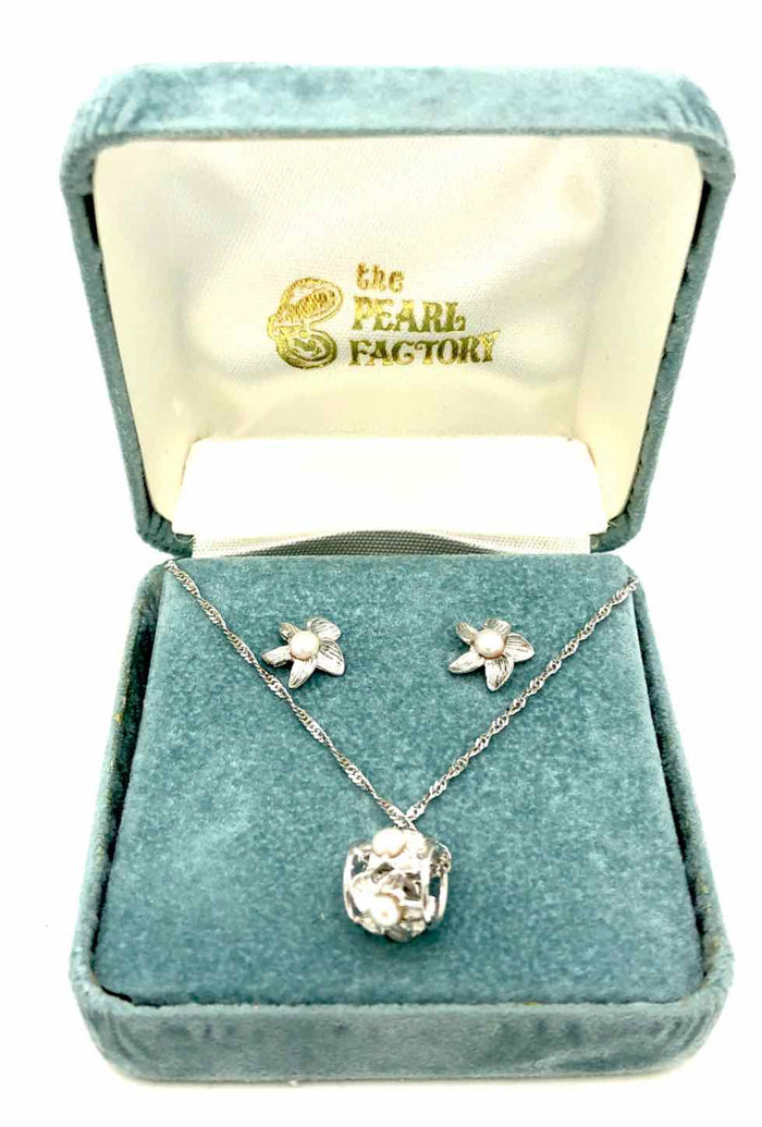 THE PEARL FACTORY Silvertone White Pre Loved Pearls Flowers 14k Neck Set